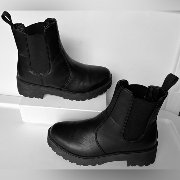 Dirty Laundry Faux Leather Monet Platform Chelsea Boots in black color Size 7.5 - Picture 2 of 9